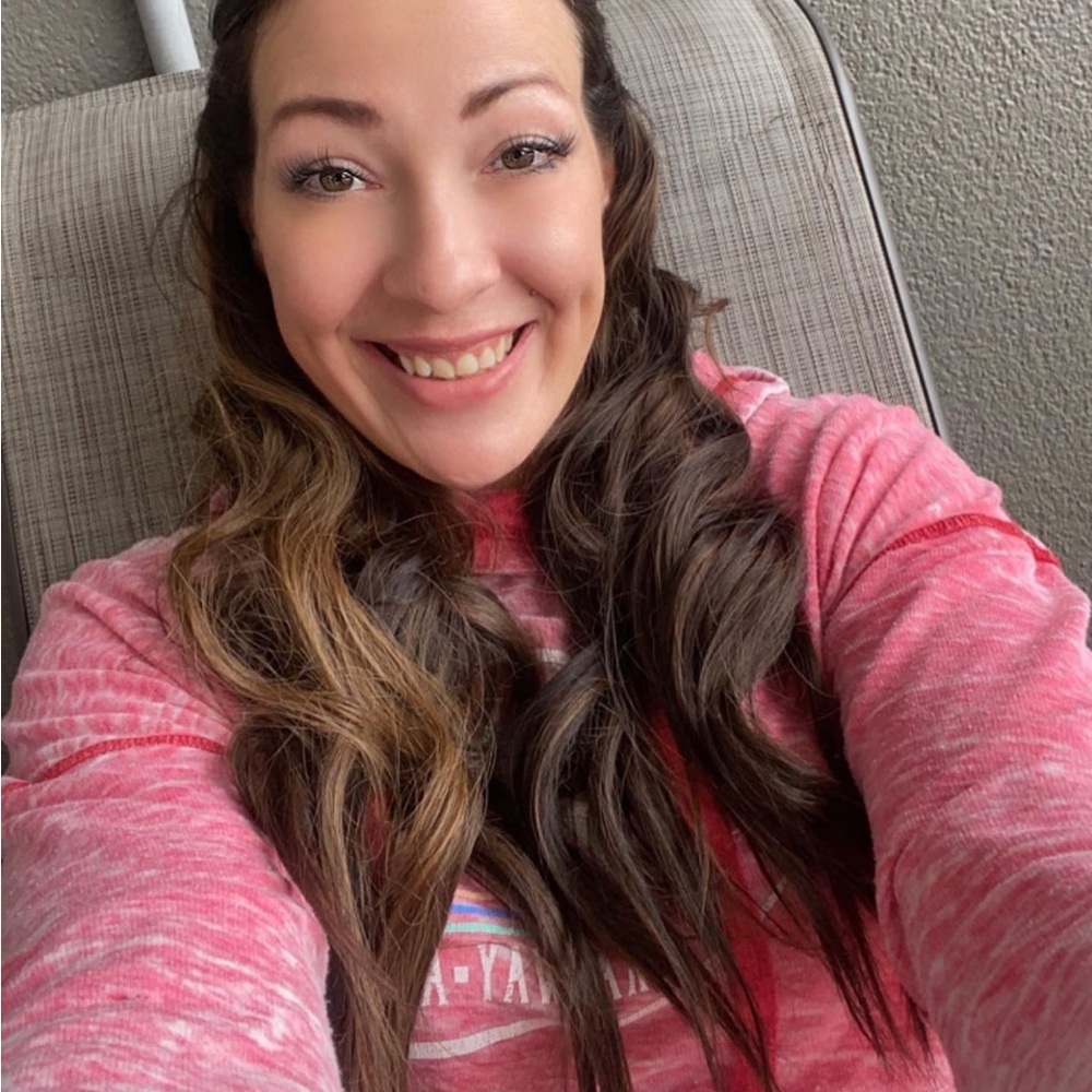 Meet your Posher, Crystal!Top rated seller!